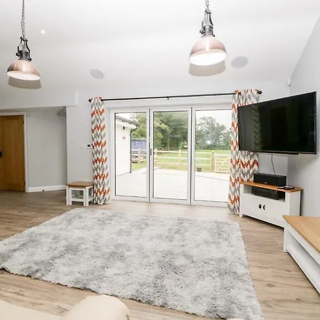 Strawberry Stables * 布里斯托