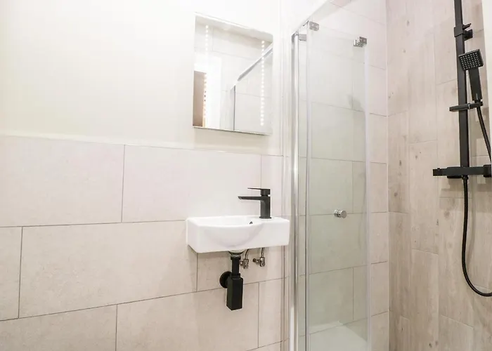 Strawberry Stables 布里斯托