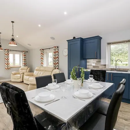 Strawberry Stables 布里斯托