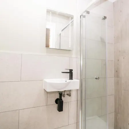 Strawberry Stables 布里斯托